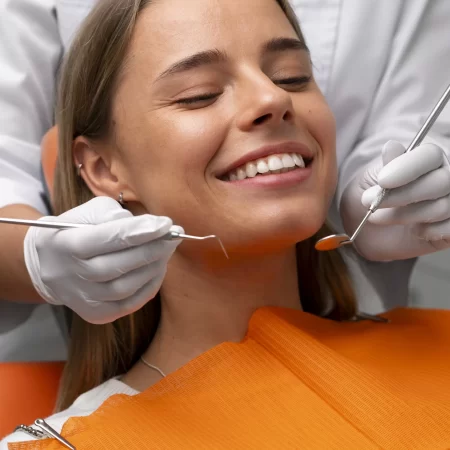 proximo-plano-dos-instrumentos-dentarios